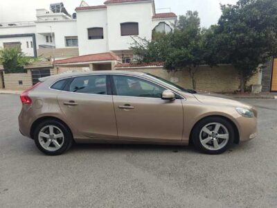 VOLVO V40 MOMENTUM D2 BVA prix 148 000 DH