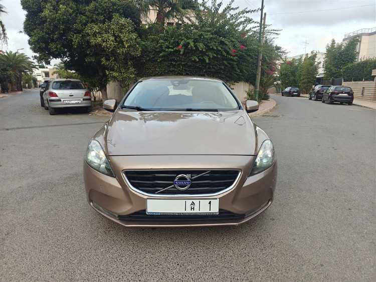 VOLVO V40 MOMENTUM D2 BVA prix 148 000 DH