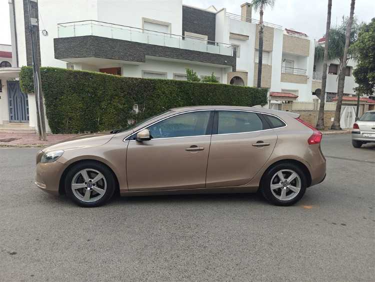 VOLVO V40 MOMENTUM D2 BVA prix 148 000 DH